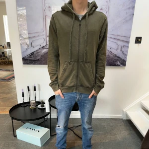 Zadig&Voltaire hoodie - Säljer en olivgrön hoodie från Zadig & Voltaire med dragkedja och justerbar huva. Köpt på butik i stan för 3,2 tusen kr. Hör av er vid frågor och funderingar. Tröjan är i riktigt bra skick 