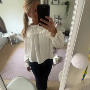 vit blus - söt blus från zara som tyvärr inte kommer till användning