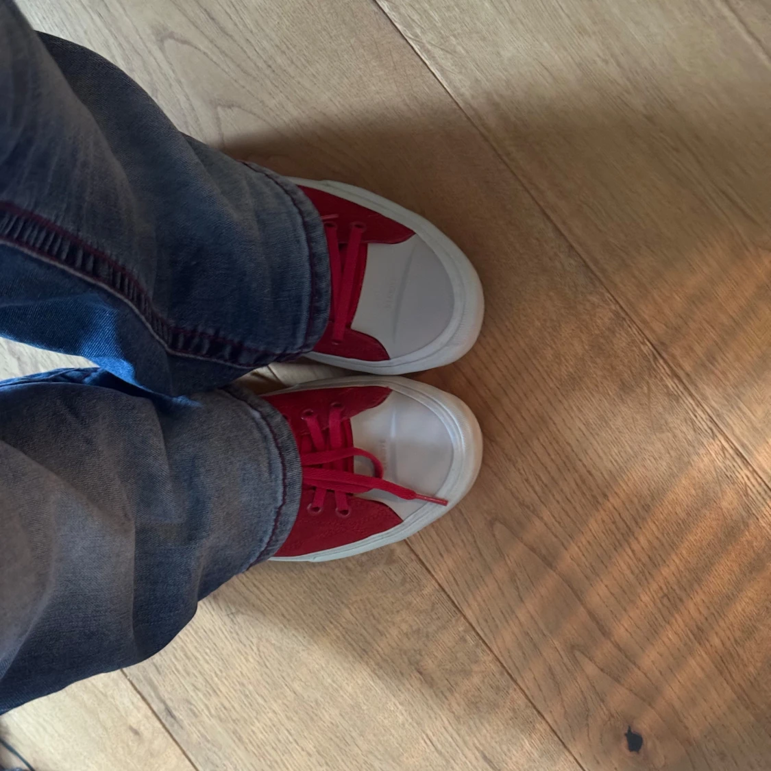 Röda sneakers från STRØYE - 1