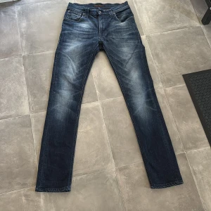 Nudie jeans Thin Finn  - Skick: 10/10 | Storlek: 27/32 | Passar perfekt för dig som är 165-170 | Modellen på bilden är 170 och väger 58 | Nypris: 2000 | Mitt pris: 1200 | Pris kan diskuteras vid snabb affär! | Hör av er vid frågor eller minsta lilla fundering 🤩🙌