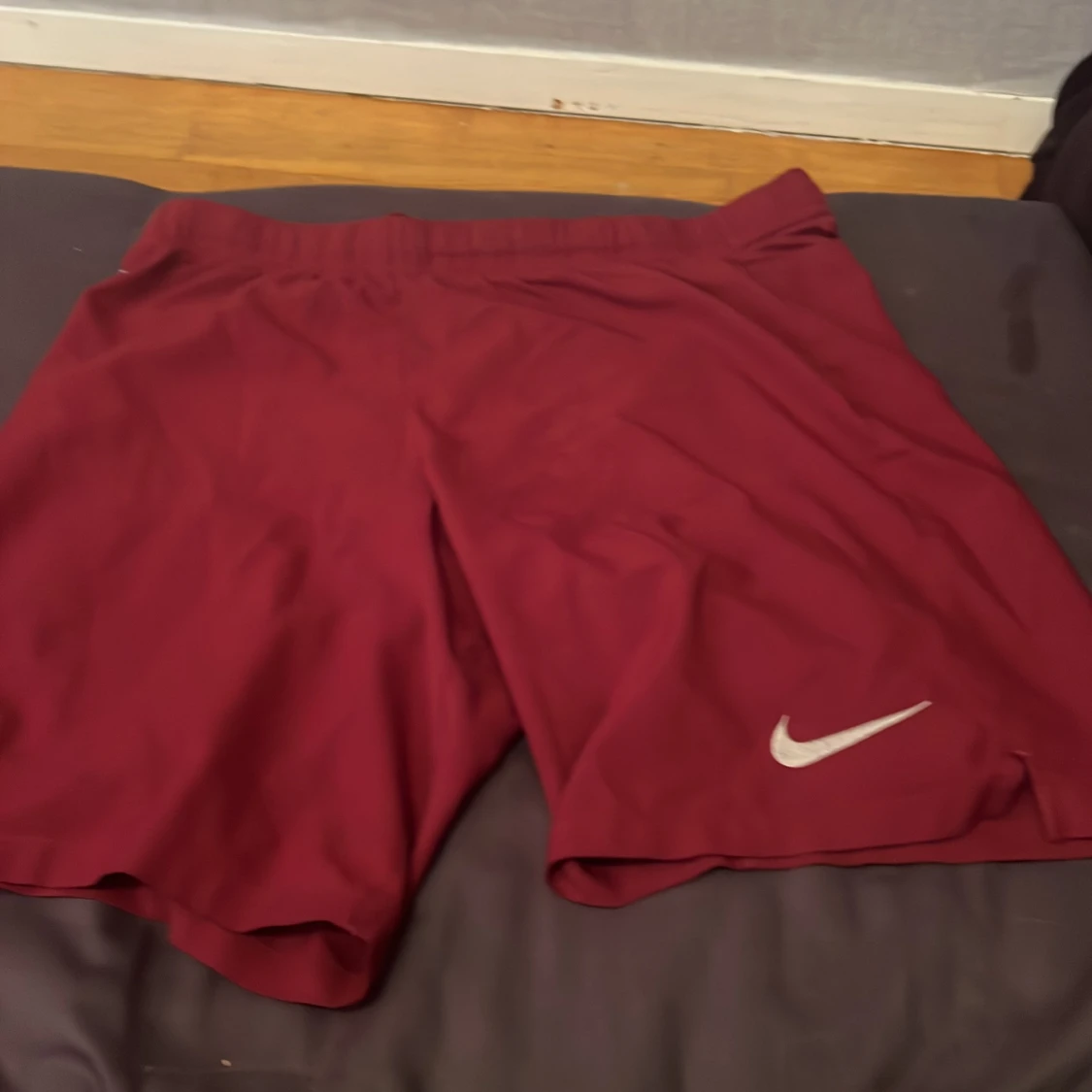 Vinröda Nike shorts med logga