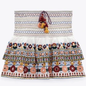 Kjol Zara - Vit broderad kjol med volanger. Den har färgade mönster och snörning med tofsar