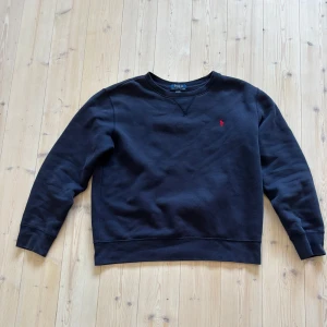 Ralph lauren tröja - En riktigt snygg Ralph lauren tröja som är marinblå, passar perfekt nu till hösten! Den passar någon som är runt 170 skulle jag säga! Nypris på denna ligger runt 1100 så riktigt bra pris och dessutom är den i väldigt bra skick och har inga defekter alls! Pris är diskuterbart vid snabb försäljning! Hör av er om ni har någon fråga🙌🙏