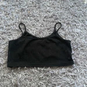 Svart ribbad linnetopp - En svart ribbad linnetopp från shein, de står ingen storlek bara att den är för 10åringar🩶