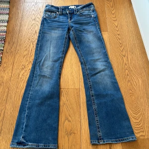 Blå bootcut jeans från Gina Tricot - Snygga blå jeans från Gina Tricot i bootcut-modell. De är i mycket bra skick och i storlek 152.