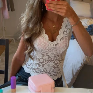 Vit spetsig topp  - Säljer min beige/krämvita spets topp fårn Zara! Köpt för runt  350! Knappt använd! Passar xs och s 