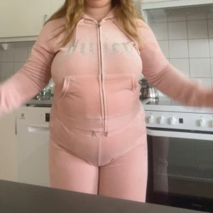 Juicy Couture set - Säljer ett par ljusrosa set från Juicy Couture med glittrande strassdetaljer och stor Juicy-logga på baken. Byxorna har normal passform, resår i midjan och är gjorda i mjuk sammet för extra comfort. Perfekt för chill dagar hemma. Köpta för 2400kr i stockholm. Båda plaggen är i storlek L