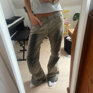 Jeans  - Snygggggaste jeansen. Står varken märke eller storlek men jag bär storlek 38 och är 172 cm lång som referens🫰🏼 