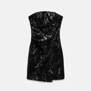 Svart glittrig klänning  - Supersnygg svart kort klänning från Zara med glittrigt mönster och paljetter. Det är en bandeauklänning med en figurnära passform. Passar bra till exempelvis nyår. Aldrig använd med prislapp kvar. Nypris 399.
