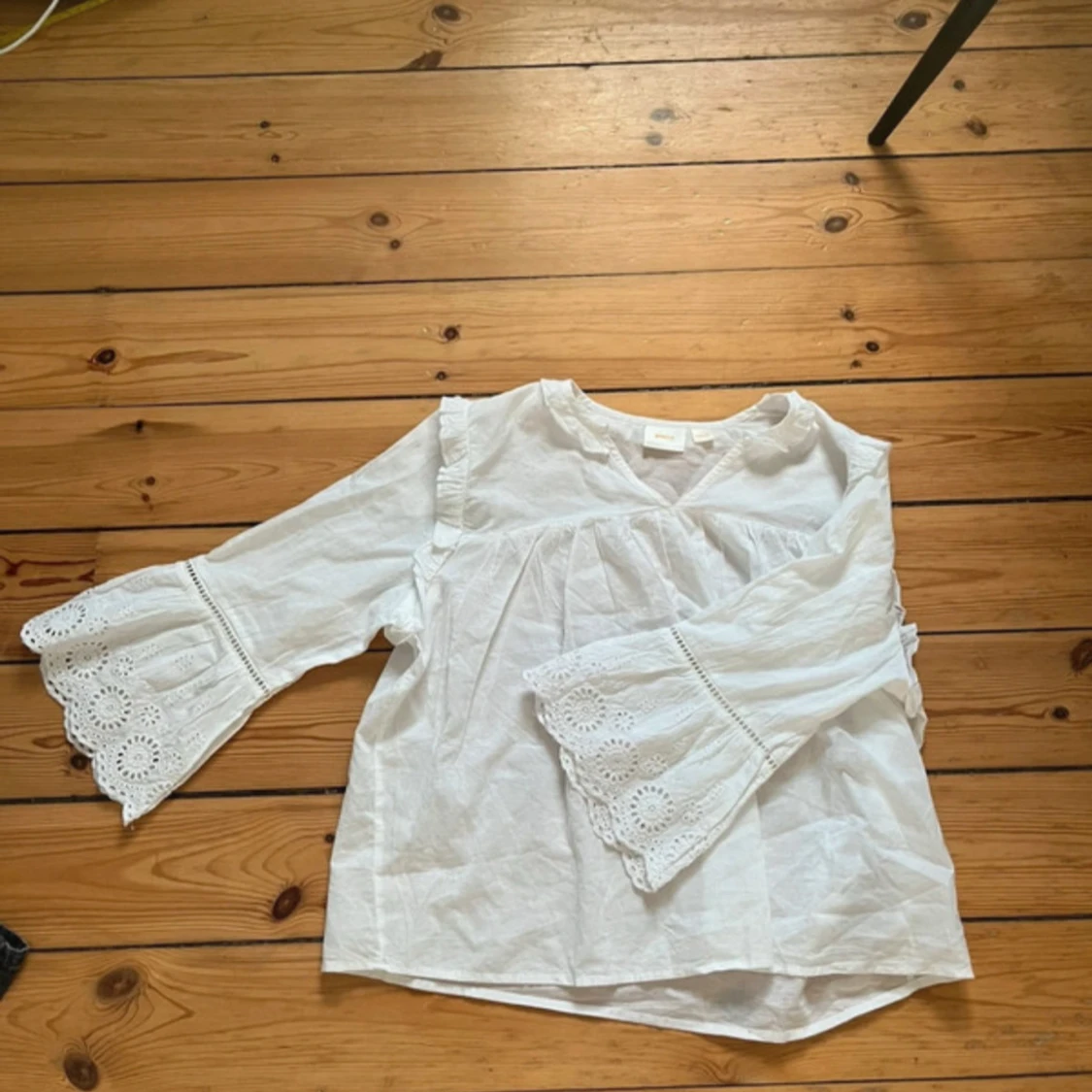 Vit blus med broderade ärmar Gina Tricot