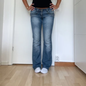 Lågmidjade jeans - Superfina lågmidjade jeans från rock angel!  Midjemått tvärsöver: 40cm Innerbenslängd: 81cm Jag är 161cm för referens💓