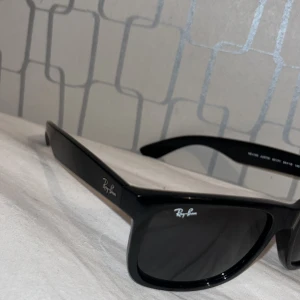 Svarta Ray-Ban Justin solglasögon  - Snygga svarta Ray-Ban Justin solglasögon. Utan box och kvitto osv. 750kr men priset diskuteras gärna