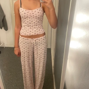 Rosa mjukis set med körsbär XS - Supersöta ljusrosa mjukisbyxor och linne från 157 med körsbärsmönster och snörning i midjan. Byxorna har loose passform och är perfekta för chill dagar hemma. Mjukt och skönt material som känns riktigt nice mot huden💕✨🍒