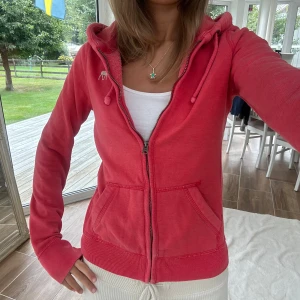 Abercrombie & fitch zip - En zip från Abercrombie & fitch i storlek S. Kan upplevas mindre i storlek pga figursydd fit. Tröjan bedöms vara i fint skick. Jag skickar ditt köp inom 24h. Se liknande zip i min profil! G9
