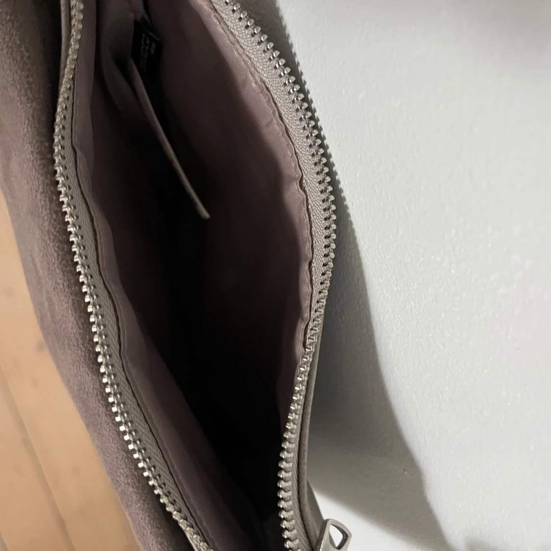 Grå axelväska i mocka och skinn från H&M - 4