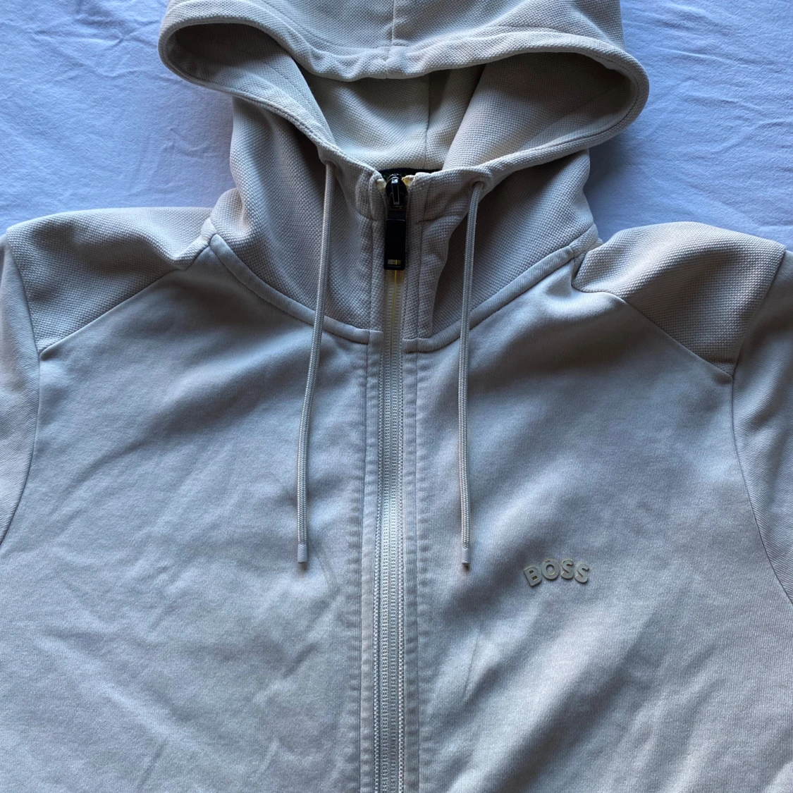 Ljusgrå hoodie från BOSS med dragkedja - 1