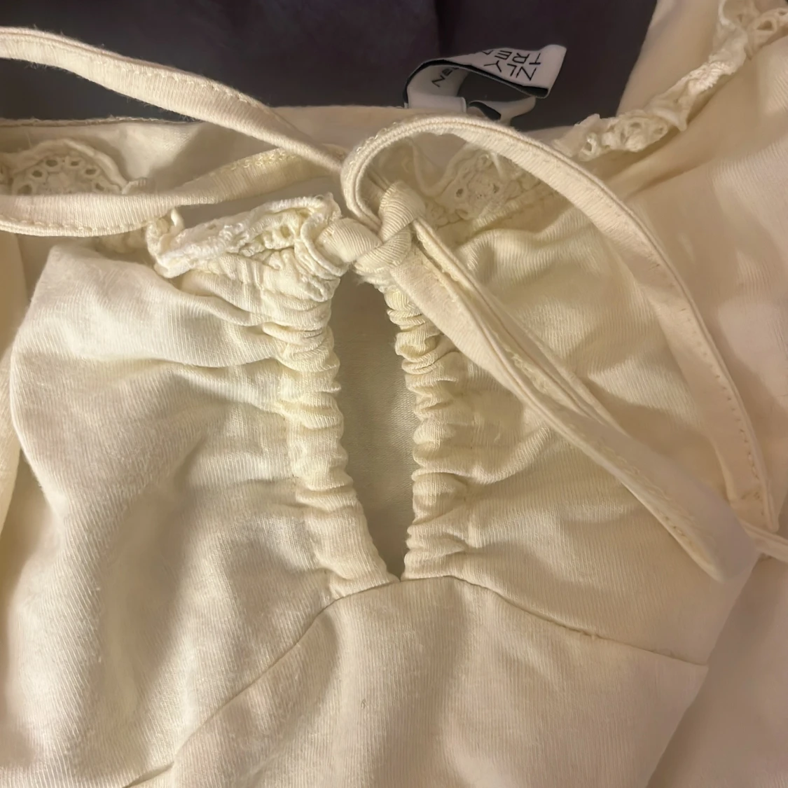 ljusgul linnetopp med spets från NLY Trend - 4