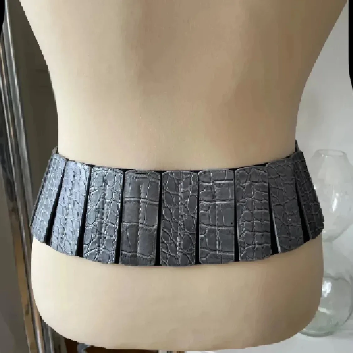 Brett grått bälte med krokopräglat mönster - 1