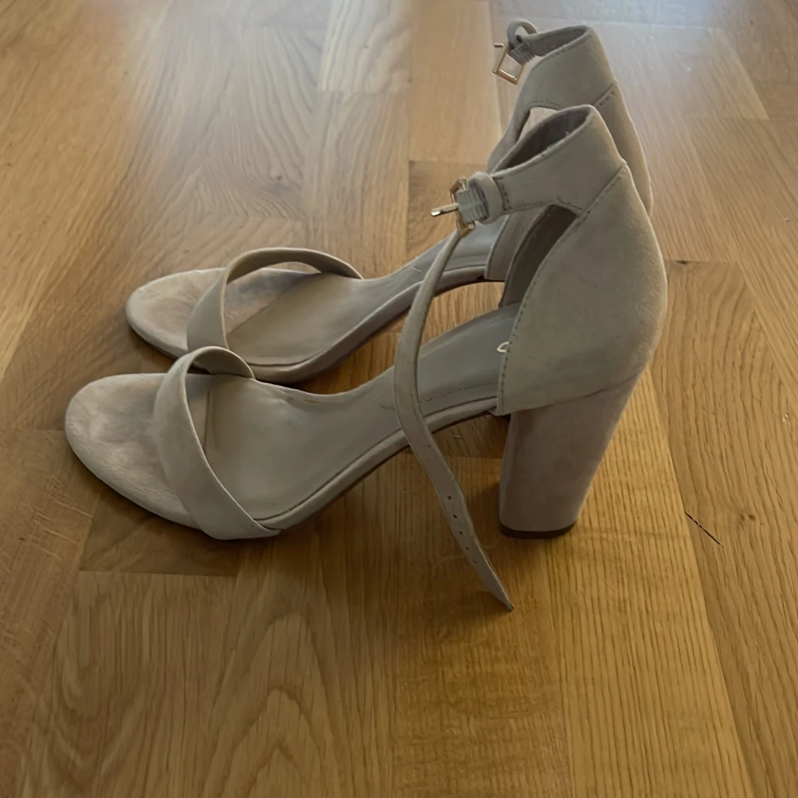 Beige klackade sandaler från ALDO - 1