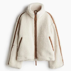 Teddyjacka från hm - Beige/vit Teddyjacka ifrån hm med bruna detaljer.