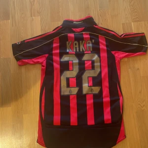 AC Milan Kaka #22 Adidas fotbollströja - Säljer en klassisk AC Milan fotbollströja från Adidas med Kaka och nummer 22 på ryggen.  Perfekt för dig som älskar fotboll och retrostil. 