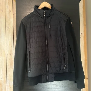 Parajumper cardigan - Parajumper cardigan i storlek S. Skicket är relativt bra men inga bestående skador.                      Priset kan sänkas vid snabb affär.