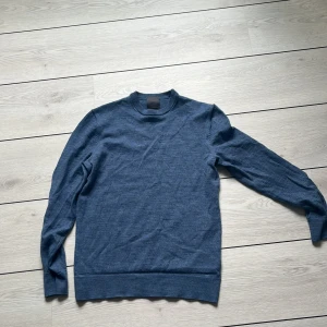 Stickad tröja - Storlek S men passar XS  passar runt 170 cm