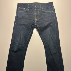 Nudie Jeans Lean Dean Dry True Selvage - Mörkblå jeans från Nudie Jeans i modellen Lean Dean Dry True Salvage. Tillverkade i 99% bomull och 1% elastan för en bekväm passform med lätt stretch. Pris kan diskuteras vid snabb affär!