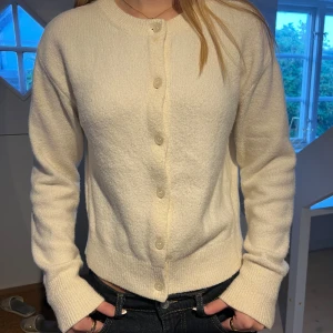 Beige kofta - Beige alt kofta perfekt till hösten och går att skyla till allt!🩵från other stories 