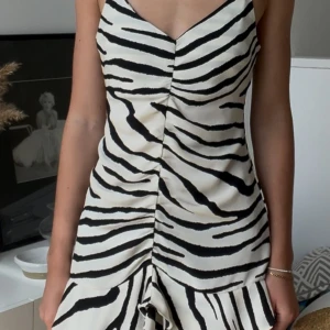 Zebramönstrad klänning från H&M - Supersnygg kort klänning från H&M med zebramönster. 