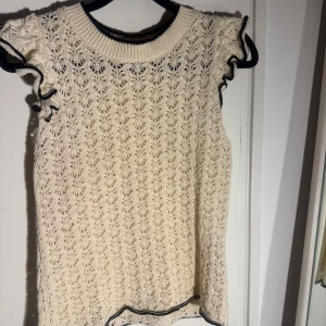 Vit stickad blus Reserved - Supersöt beige stickad blus från Reserved i storlek S. 