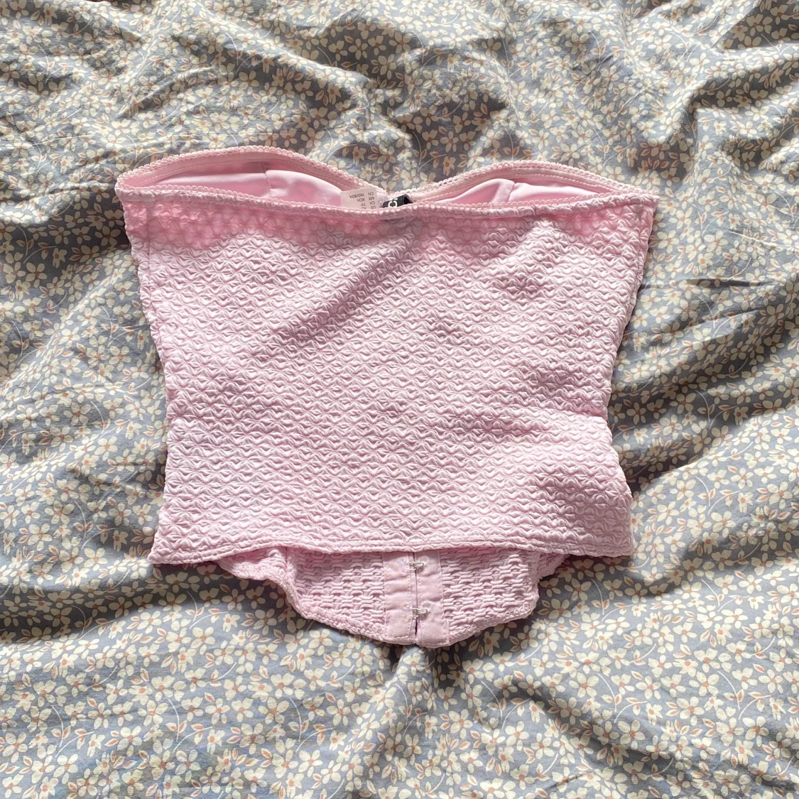 Ljusrosa korsett topp i strukturerat tyg - 1