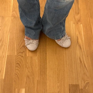 Beige ballerinaskor med kilklack från Bata - Snygga beige ballerinaskor från Bata i skinn med låg kilklack. Skorna har rund tå och fina detaljer med spännen och remmar framtill. Perfekta för dig som gillar en klassisk men ändå unik look.❤️