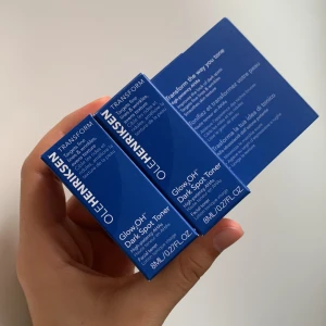Ole Henriksen Glow2OH Dark Spot Toner - Glow2OH Dark Spot Toner från Ole Henriksen, 8 ml, kommer i snygga blå förpackningar. Tonern innehåller kraftfulla AHAs som jämnar ut hudens struktur och minskar mörka fläckar samt fina linjer. Perfekt för dig som vill ha en fräsch och klar hudton.