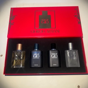 Giorgio Armani Acqua di Giò presentbox - Snygg presentbox med fyra olika Acqua di Giò-parfymer från Giorgio Armani. Flaskorna är 30 ml vardera och kommer i olika färger: guld, mörkblå, svart och frostad grå. Boxen är röd med svarta detaljer och har en lyxig känsla – perfekt för dig som gillar exklusiva dofter.