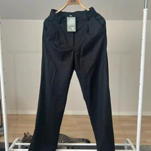 Kostym byxor  - Helt oanvändbara och nya med prislapp. Med fickor där fram