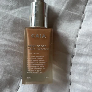 CAIA Dewy Drops Serum Foundation 30W - CAIA Dewy Drops Serum Foundation i nyansen 30W, 30 ml. Lite mer än hälften kvar !