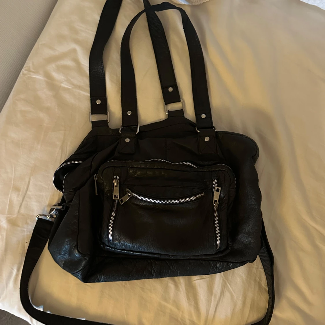 Svart axelväska från Núnoo i skinn - 2