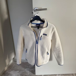 Patagonia Fleece Jacka 🤍 - Säljer en vit fleecejacka från Patagonia i storlek XS. Nypris ca 1700kr, kom gärna med prisförslag ❣️