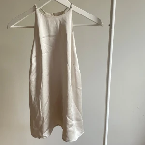 Satin halterneck - Halterneck topp i satin aktigt tyg. Från HM, storlek XS. Obs! Mindre repor i nacken, och en maska på framsidan. #satin #rich #halterneck #party #fest #elegant #posh