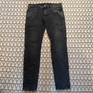 Replay Jeans - Riktigt feta replay jeans som är använda bara 10 gånger! Strech i materialet så de blir extra sköna att ha på sig. De är storlek 33 och färgen mörkgrå/ svart. De är i modellen anbass. Köpta för 1600 på Åhlens i början av året sedan bara legat hemma.