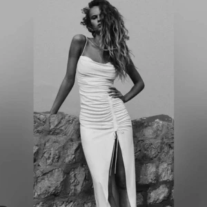 Vit långklänning med snörning - Säljer denna vita draperade klänningen från Zara. Använd 1 gång❤️300+frakt