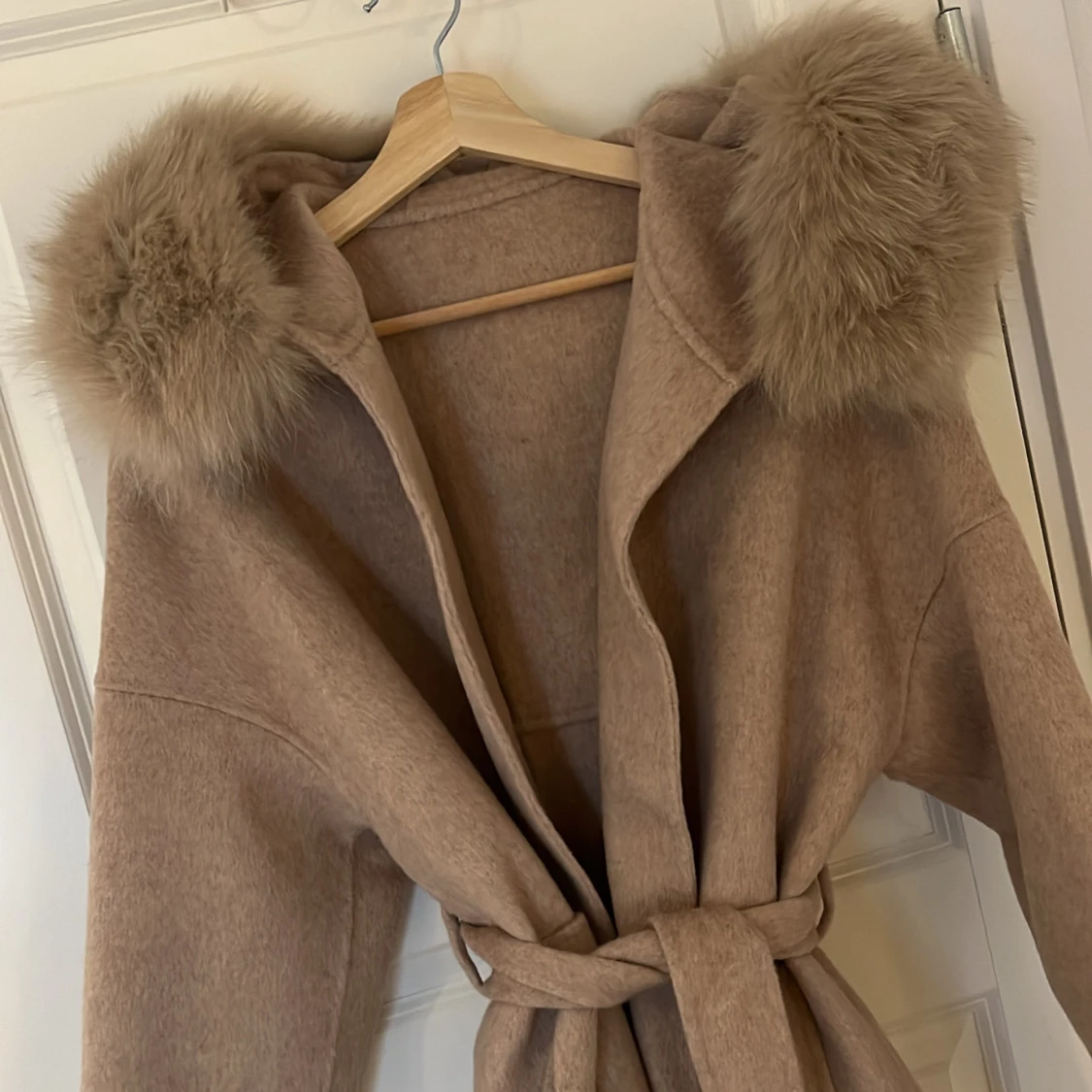 Beige kappa med pälsdetaljer och bälte - 1