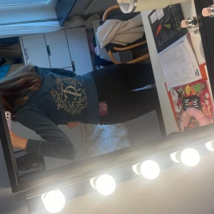 Juicy Couture blå hoodie med guldtryck - Juicy Couture hoodie i mörkblått med guldigt broderat emblem och paljettdetaljer på ryggen. Den är vintage så finns alltså inte att köpa längre! Jätte snygg till vardags eller andra tillfällen🙌💓