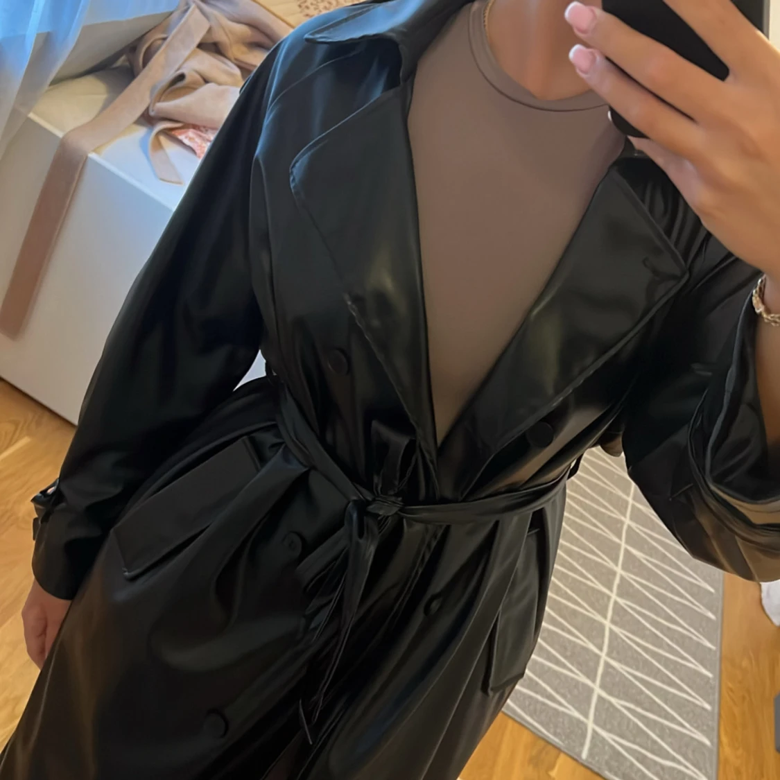 Svart trenchcoat i skinnimitation - 1