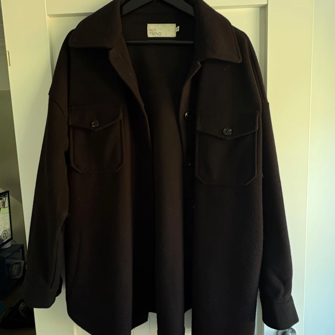 Svart overshirt från NLY Trend