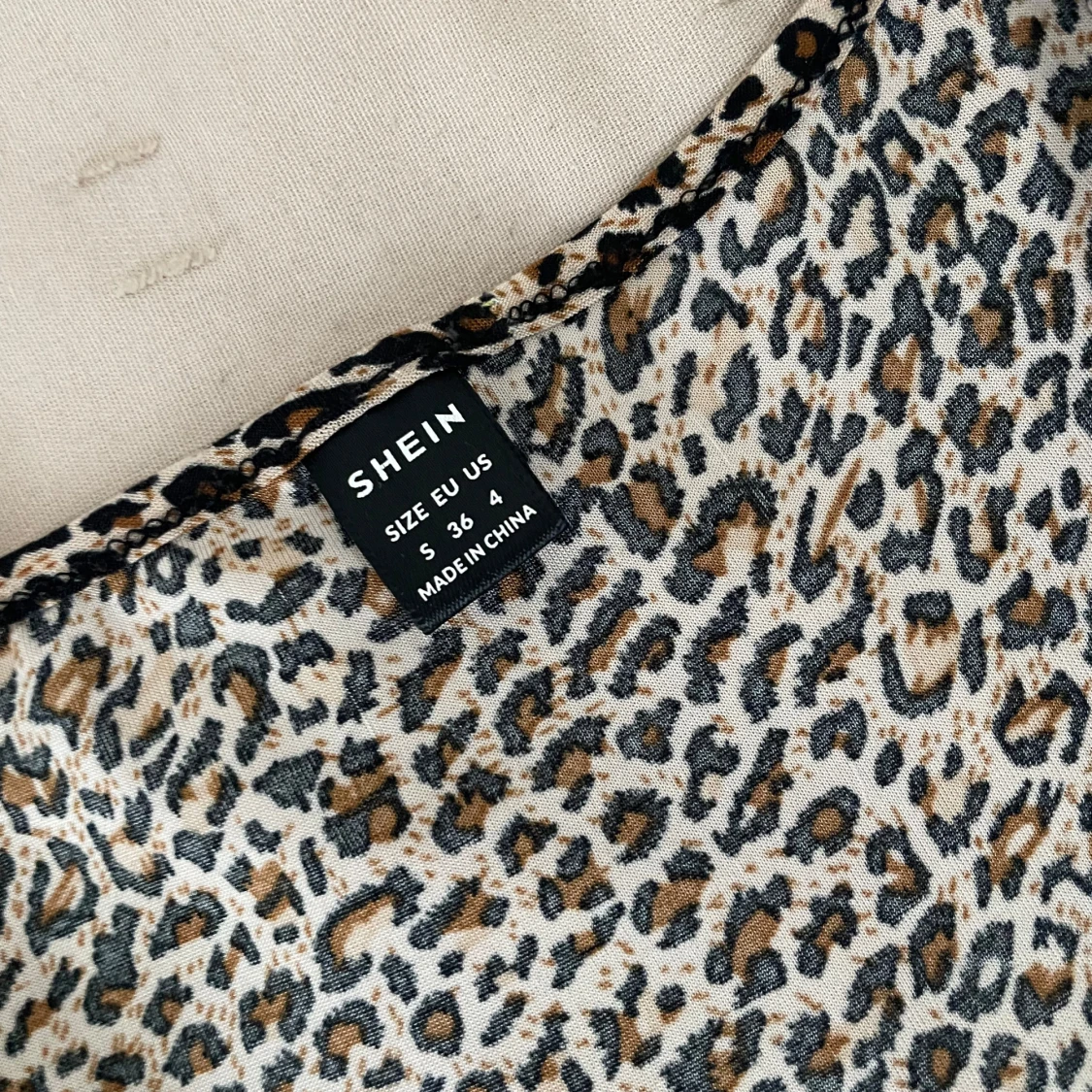 Leopardmönstrad croppad topp från SHEIN - 1