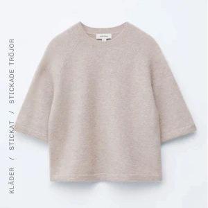 Beige stickad tröja från & Other Stories - Säljer supermjuk beige stickad tröja från & Other stories då den inte kommit till användning 🩷