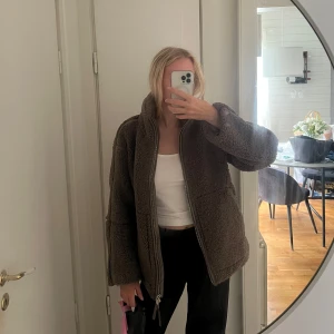 Brun teddyjacka med dragkedja - Säljer den populära slutsålda Teddy jackan från H&M. Super fint skick. Använd någon enstaka gång. Perfekt för hösten! Super gosig och varm. Stl XS