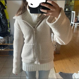 Beige teddyjacka i XS med dragkedja - Supermysig beige teddyjacka. Skriv om ni har fler frågor!😊